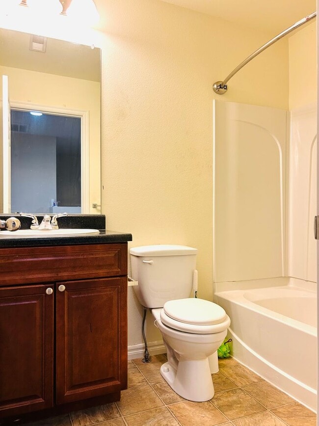 Building Photo - Spacious Townhome, Close to Fort Riley!