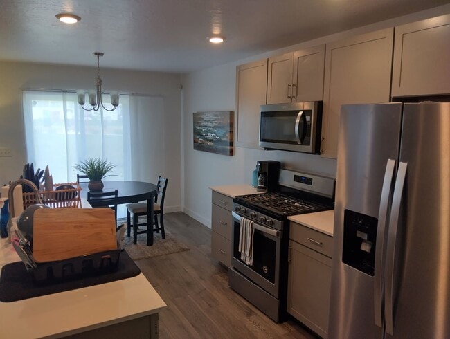 Building Photo - 557 Winding River Ave
