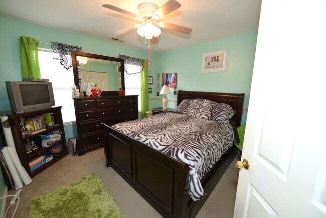 Building Photo - Quiet Cul-de -sac