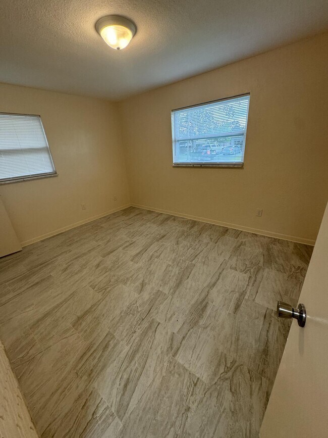 Building Photo - 970 Butia St