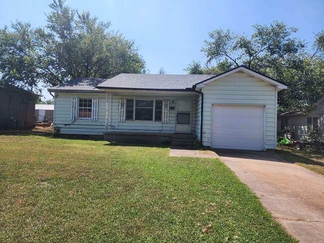 Building Photo - 2 bedroom 1 bath bungalow in Shawnee.