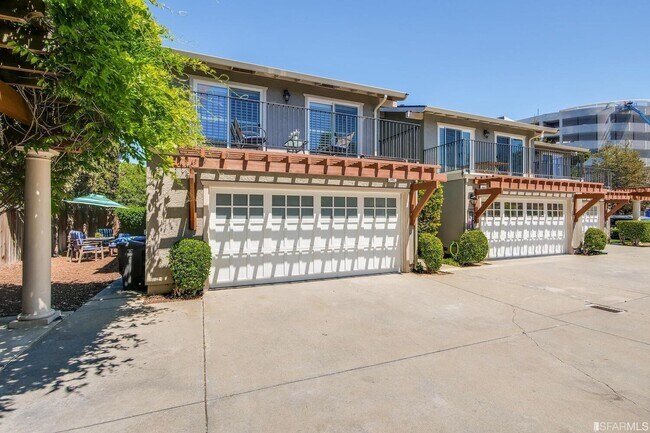 Building Photo - 542 Brewster Ave