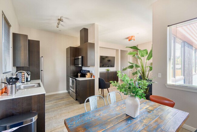 Building Photo - 1428 SE 19th Ave