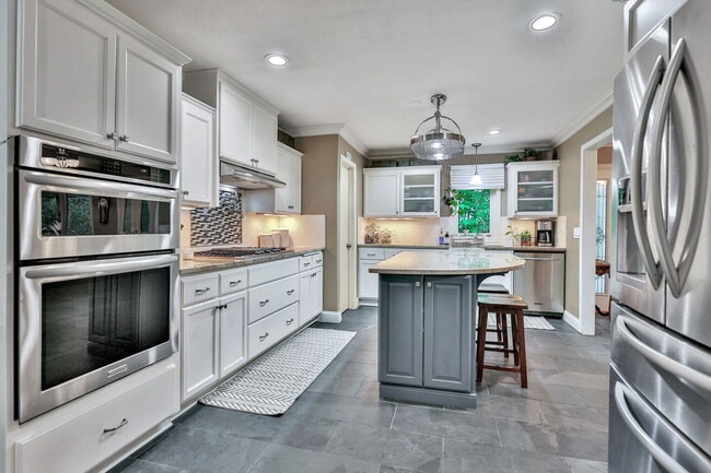 Building Photo - 16624 Elm Dr