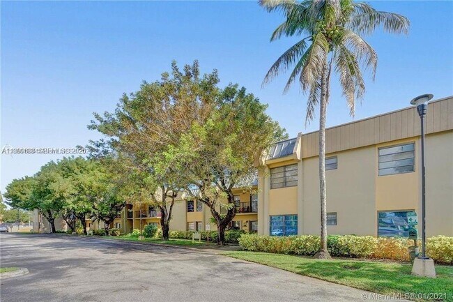 Building Photo - 10431 N Kendall Dr