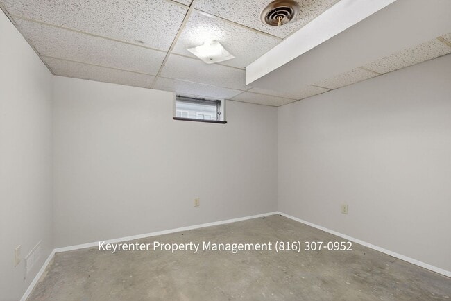 Building Photo - Spacious Florissant Home with Finished Basement & Bar