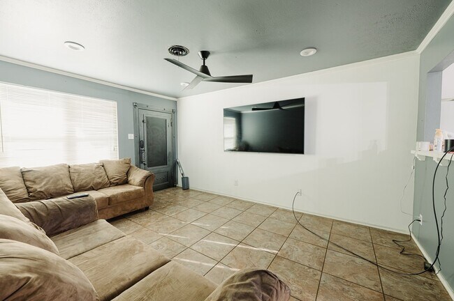 Building Photo - 1529 E 52nd St