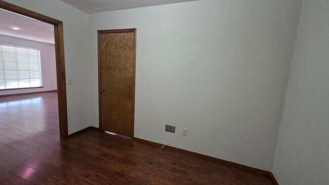 Building Photo - Wonderful 2 Bedroom Duplex In Bethany Ok.  $1250 Per Month!
