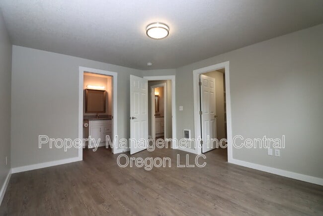 Building Photo - 1472 NE Whisper Ridge Dr