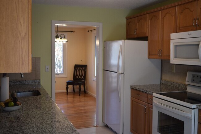 Building Photo - 11 Hilltop Ln