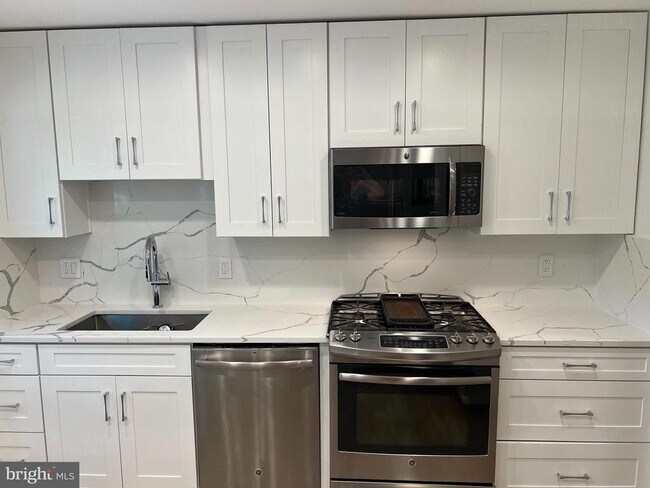 Building Photo - 9502 Tregaron Pl