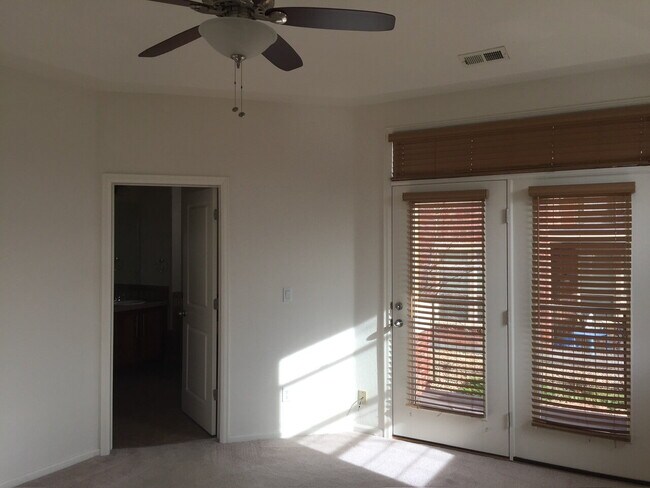 Building Photo - "Spacious 3-Bed, 3-Bath Townhouse with Gra...