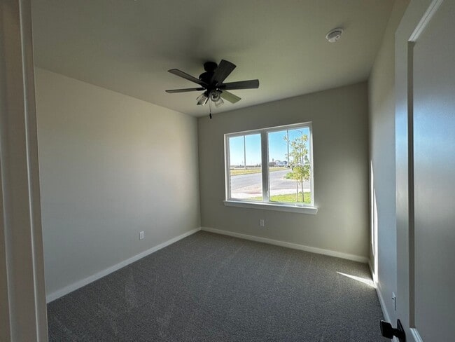 Building Photo - Stunning 3 bedroom Wolfforth - Pre lease f...
