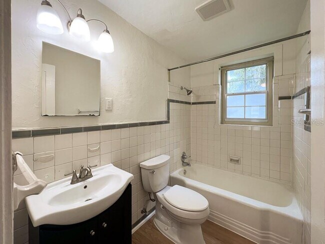 Building Photo - 1122 NW 4th Ave