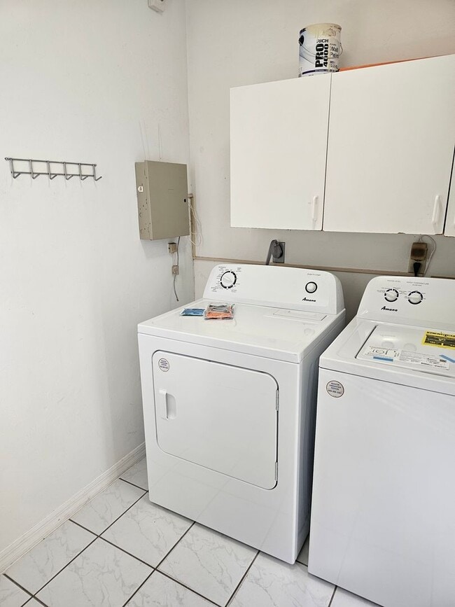 Building Photo - 2/2.5 Townhome Mile Run