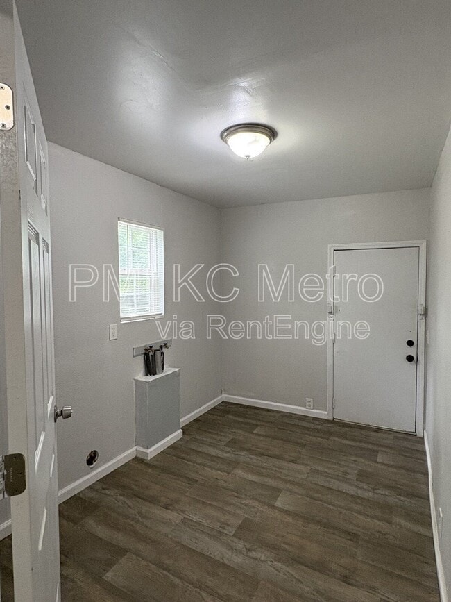 Building Photo - 1342 E 84th Terrace
