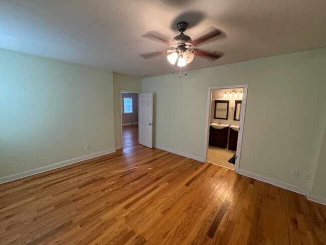 Building Photo - Charming 1925 Craftsman Bungalow in Downtown Raleigh