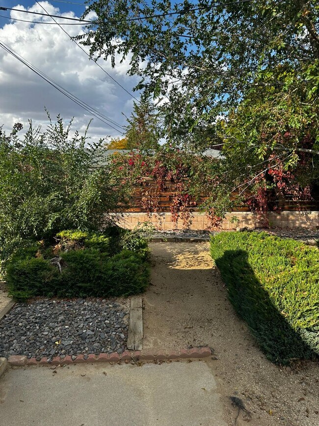 Building Photo - Beautiful 4 Bedroom house w/Hardwood Floor...