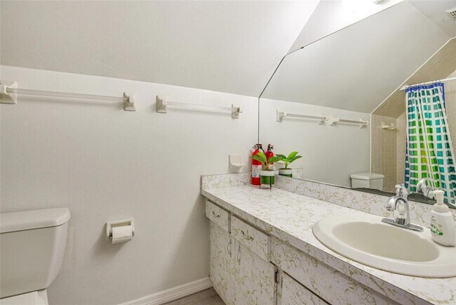 Building Photo - 4831 Greenleaf Rd