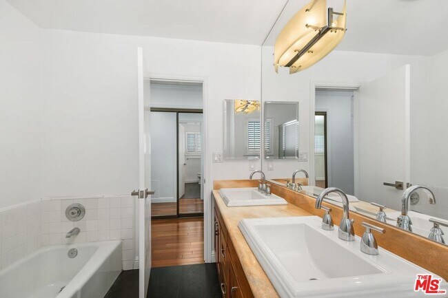Building Photo - 404 San Vicente Blvd