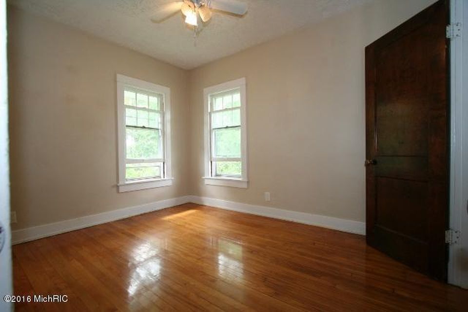 Building Photo - 321 Charles Avenue Southeast