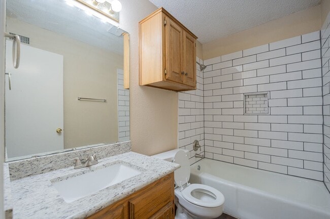 Building Photo - Freshly Updated 3-Bedroom Home on a Corner...