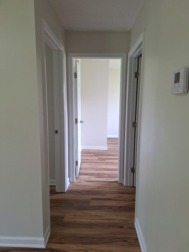 Building Photo - Duplex located in the heart of Oak Ridge.