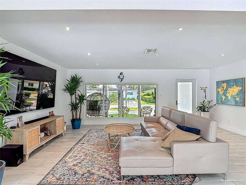 Building Photo - 10825 Peachtree Dr