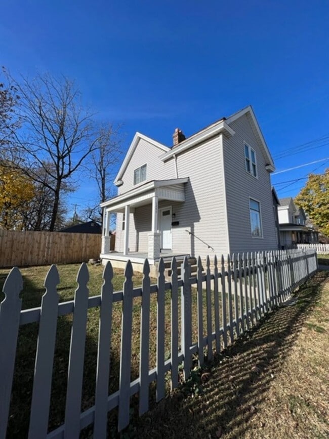 Building Photo - Charming 2 Bedroom Home with Fenced Yard Available for Pre-Lease!