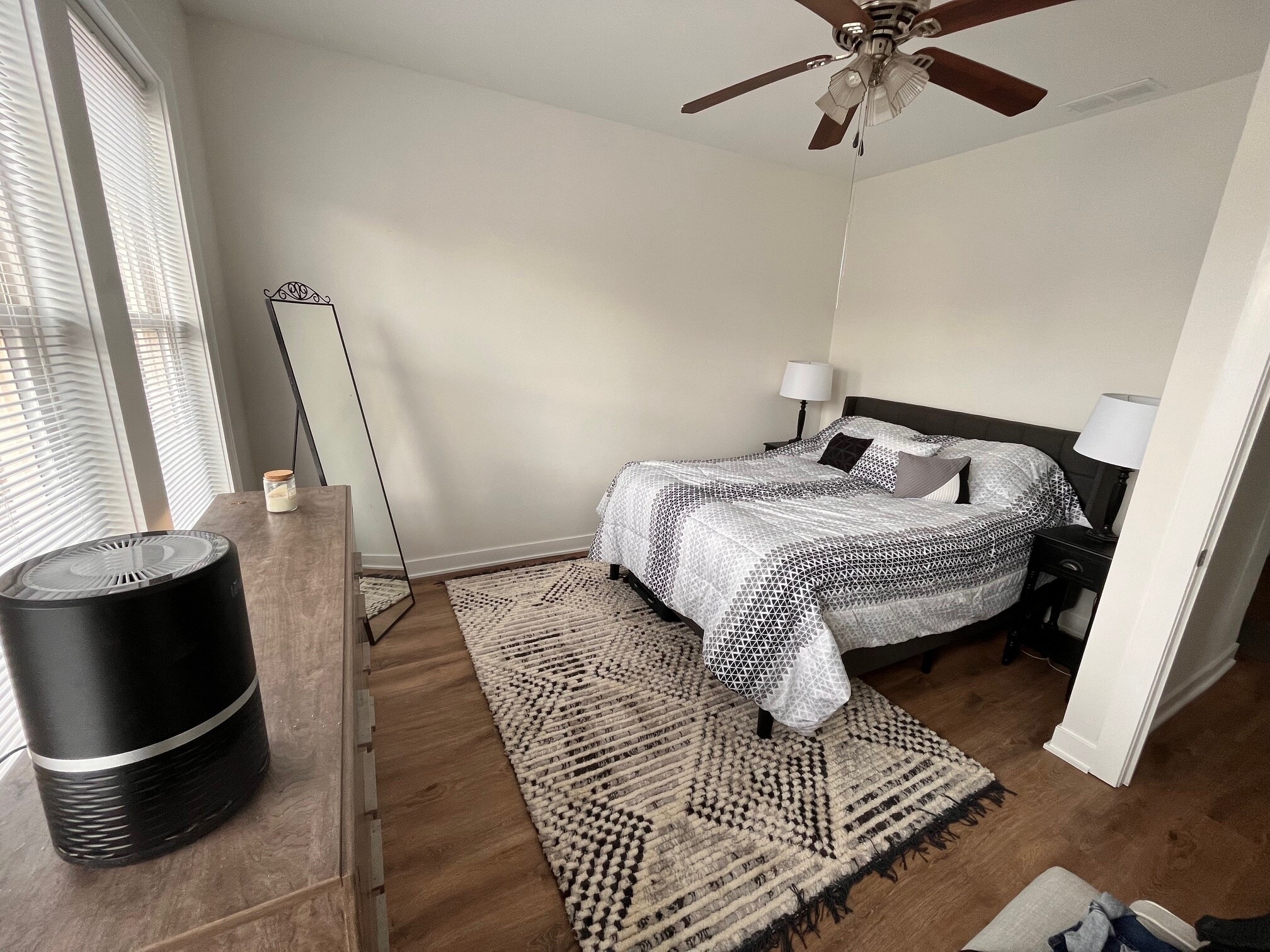 Building Photo - 1518 W Augusta Blvd