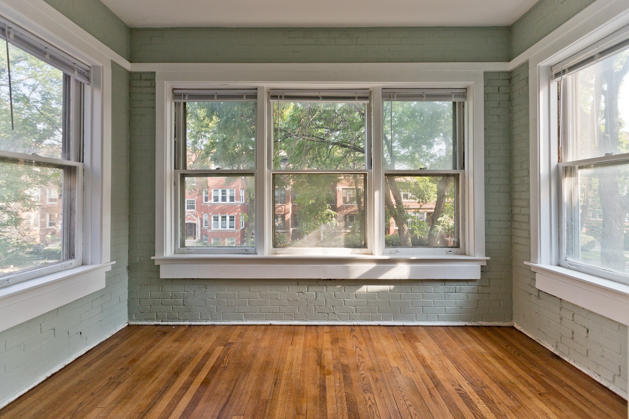 Building Photo - 1317 W Albion Ave