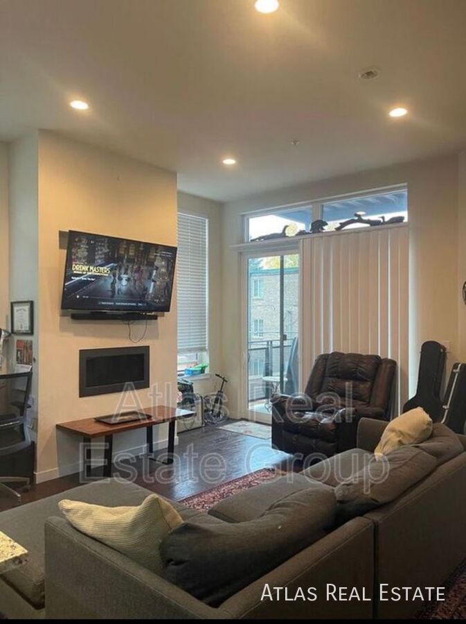 Building Photo - 336 E 1st Ave