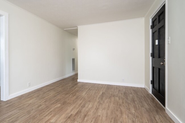 Building Photo - 3 Bed/1 Bath duplex