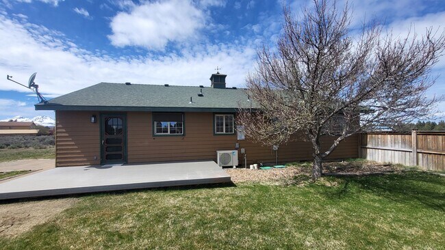 Building Photo - 3 Bed 2 Bath Single level - Horse Property...