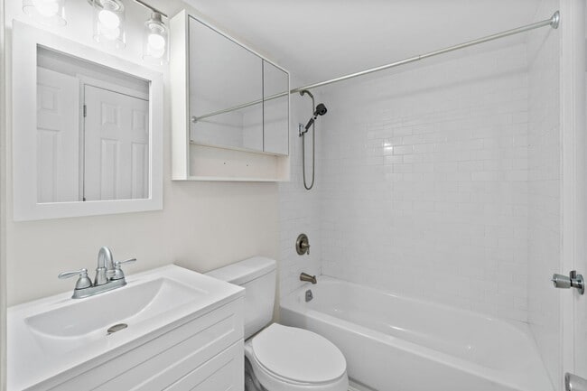 Building Photo - Condo in Woodside Square. 3Br / 1Ba Renovated. Garage.