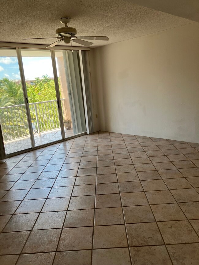 Living area - 3930 S Roosevelt Blvd