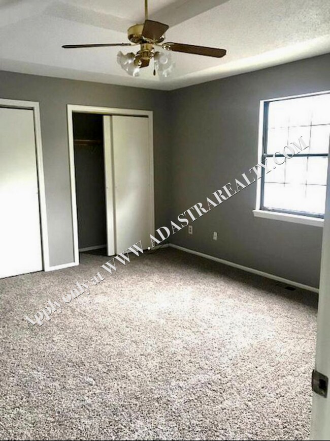 Building Photo - Beautiful 3 Bed/2 Bath Split-Level in Lee'...