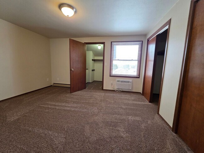Building Photo - Spacious 1 Bedroom 1 Bath Upper Apartment