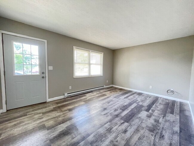 Building Photo - NICE 2 Bedroom, Move-In Ready!