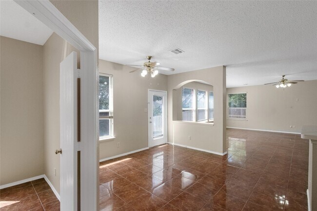 Building Photo - 2 Watergrove Ct