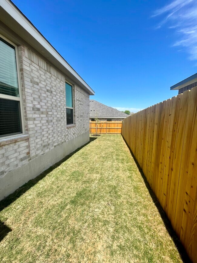 Building Photo - 5111 Rose Gdn Lp