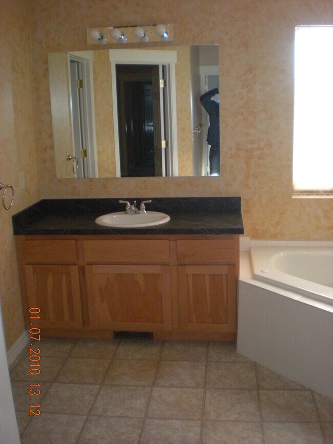 Building Photo - Beautiful 3 Bedroom 2 Bathroom House  **NE...