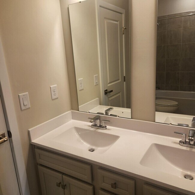 Building Photo - 211 Woodcreek Rd