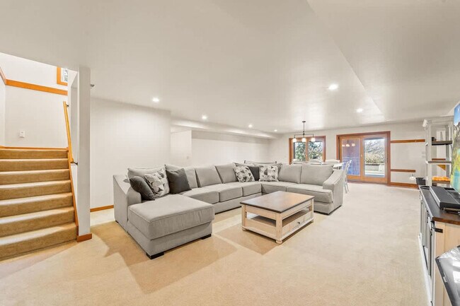 Building Photo - 7755 Cully Ln