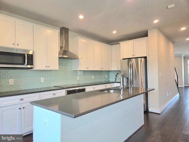 Building Photo - 820 Fern Pl NW