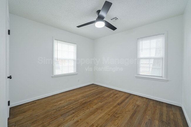 Building Photo - 3704 SW 40th Pl