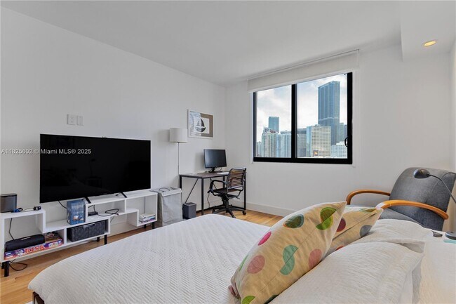 Building Photo - 520 Brickell Key Dr