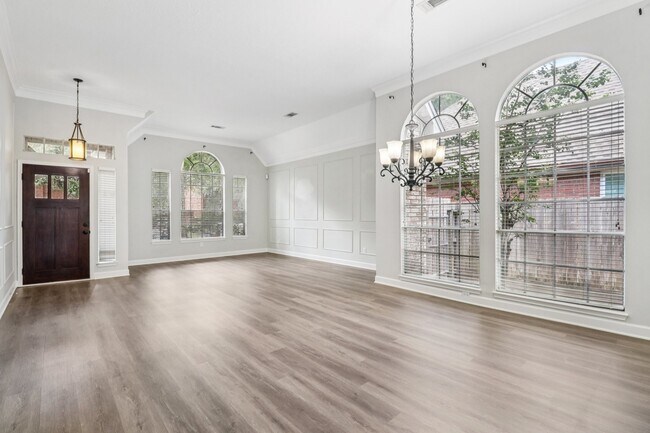 Building Photo - 1322 W Forest Dr