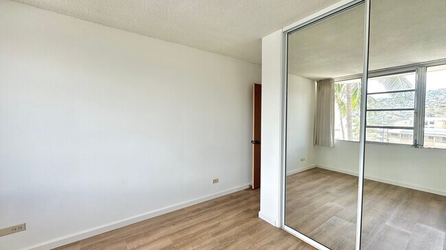 Building Photo - SPACIOUS 2 BED/2 BATH/1 PRKG, Washer/Dryer...