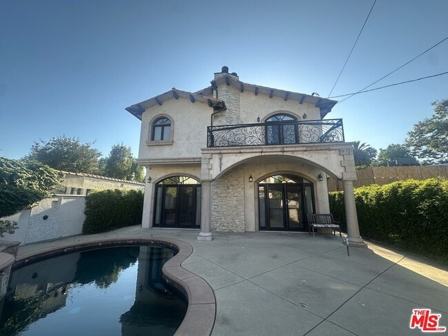 Building Photo - 458 Flores St